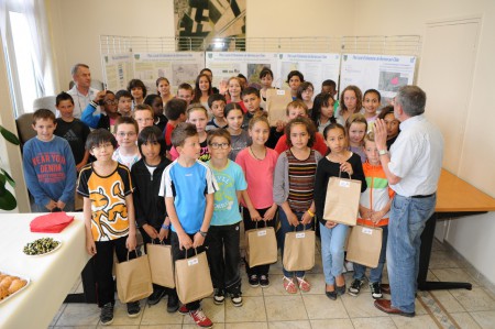 Remise de dictionnaires aux classes élémentaires.